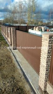 коричневый кирпич, забор, профнастил