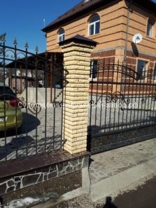 кирпичный забор, фото забора, желтый кирпич
